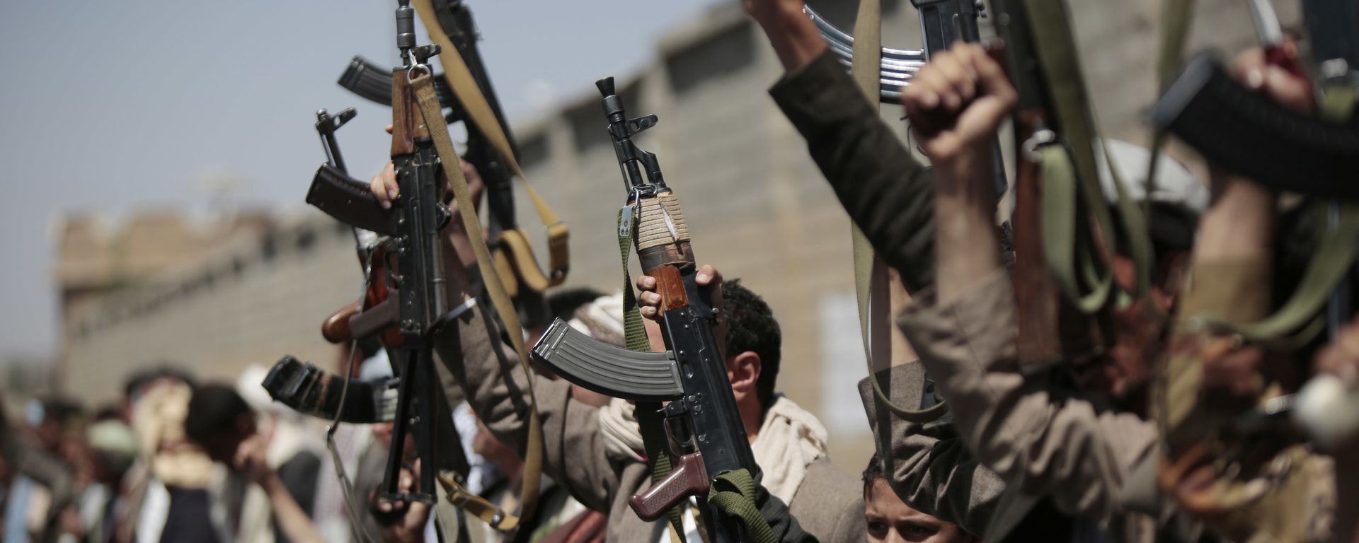 Tribesmen loyal to Houthi rebels, hold their weapons as they chant slogans during a gathering aimed at mobilizing more fighters into battlefronts in several Yemeni cities, in Sanaa, Yemen, Sunday, Oct. 2, 2016 - Sputnik International, 1920, 31.01.2022