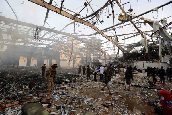 People inspect the aftermath of a Saudi-led coalition airstrike in Sanaa, Yemen, Saturday, Oct. 8, 2016 - Sputnik International