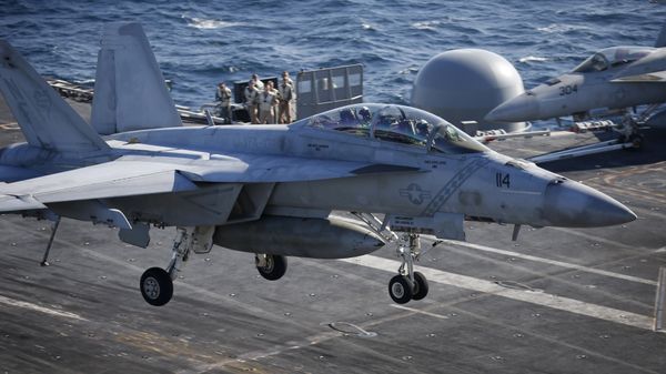A U.S. Navy F/A-18 Super Hornet fighter lands onto the deck of the USS Ronald Reagan, a Nimitz-class nuclear-powered super carrier, during a joint naval drill between South Korea and the U.S. (File) - Sputnik International