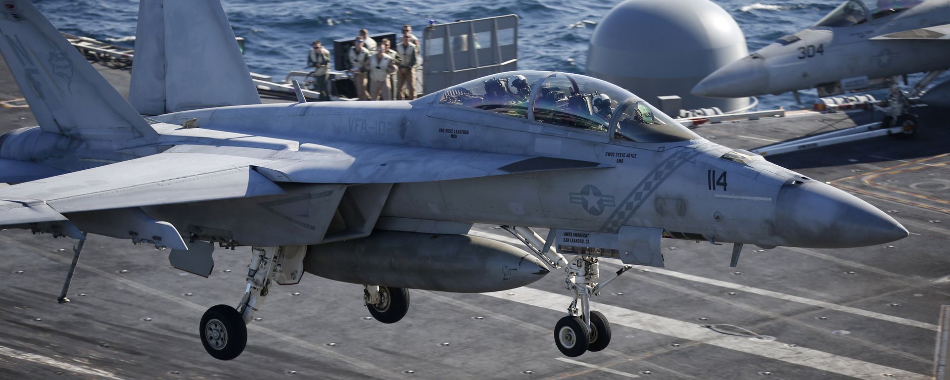 A U.S. Navy F/A-18 Super Hornet fighter lands onto the deck of the USS Ronald Reagan, a Nimitz-class nuclear-powered super carrier, during a joint naval drill between South Korea and the U.S. (File) - Sputnik International, 1920, 26.04.2023