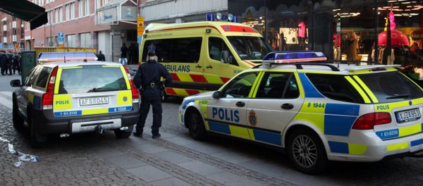 Policemen and ambulance workers stand in front of the entrance of a building in Storgatan in central Malmo (photo used for illustration purpose) - Sputnik International