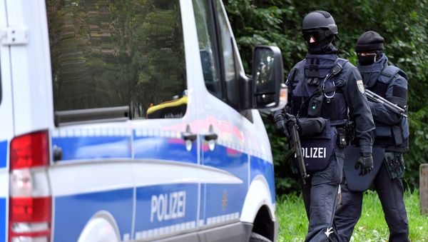 Policemen of a special unit are pictured at the Yorckgebiet district of Chemnitz, eastern Germany, where German police commandos hunting a fugitive Syrian bomb plot suspect raided a flat on October 9, 2016 - Sputnik International