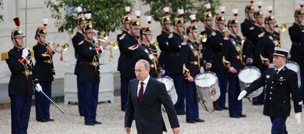 Russian President Vladimir Putin walks front of French Republican Guards to meet French President Francois Hollande on his arrival at the Elysee Palace in Paris (File) - Sputnik International