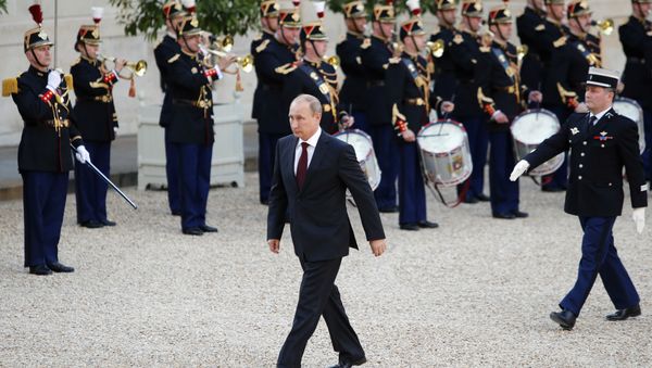 Russian President Vladimir Putin walks front of French Republican Guards to meet French President Francois Hollande on his arrival at the Elysee Palace in Paris (File) Russian President Vladimir Putin walks front of French Republican Guards to meet French President Francois Hollande on his arrival at the Elysee Palace in Paris (File) - Sputnik International