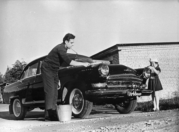 Soviet pilot-cosmonaut Vladimir Komarov with daughter Irina washing their third-series GAZ-21. Soviet pilot-cosmonaut Vladimir Komarov with daughter Irina washing their third-series GAZ-21. - Sputnik International