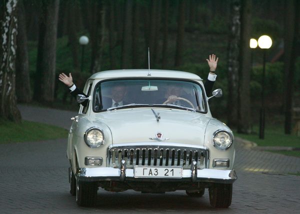 President of Russia Vladimir Putin and Then-President of the US George W. Bush ride in Putin's vintage GAZ-21 Volga of the second series during their meeting in Novo-Ogarevo, a presidential country residence outside the capitol. President of Russia Vladimir Putin and Then-President of the US George W. Bush ride in Putin's vintage GAZ-21 Volga of the second series during their meeting in Novo-Ogarevo, a presidential country residence outside the capitol. - Sputnik International