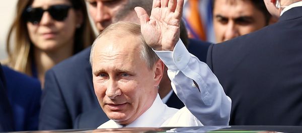 Russian President Vladimir Putin greets media members upon his arrival at Ataturk International airport in Istanbul, Turkey, October 10, 2016 - Sputnik International