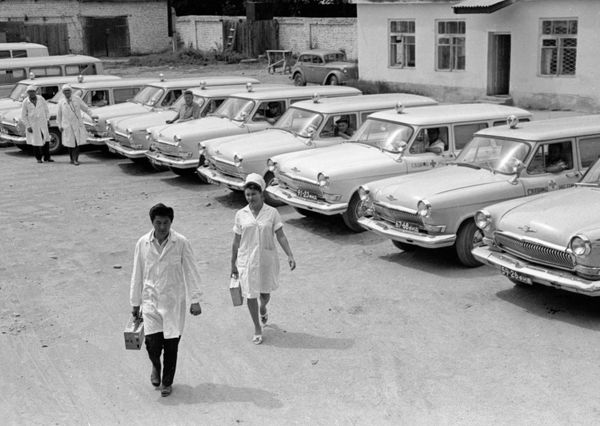 Medical students work with ambulance teams in Frunze city during advanced training. GAZ-22s were often used as ambulance cars. Medical students work with ambulance teams in Frunze city during advanced training. GAZ-22s were often used as ambulance cars. - Sputnik International