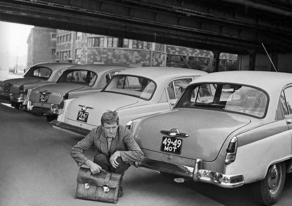Innokenty Smoktunovsky as Detochkin near the GAZ-21 car in a scene from Eldar Ryazanov's movie Watch Out For The Automobile (also known as Uncommon Thief). Innokenty Smoktunovsky as Detochkin near the GAZ-21 car in a scene from Eldar Ryazanov's movie Watch Out For The Automobile (also known as Uncommon Thief). - Sputnik International
