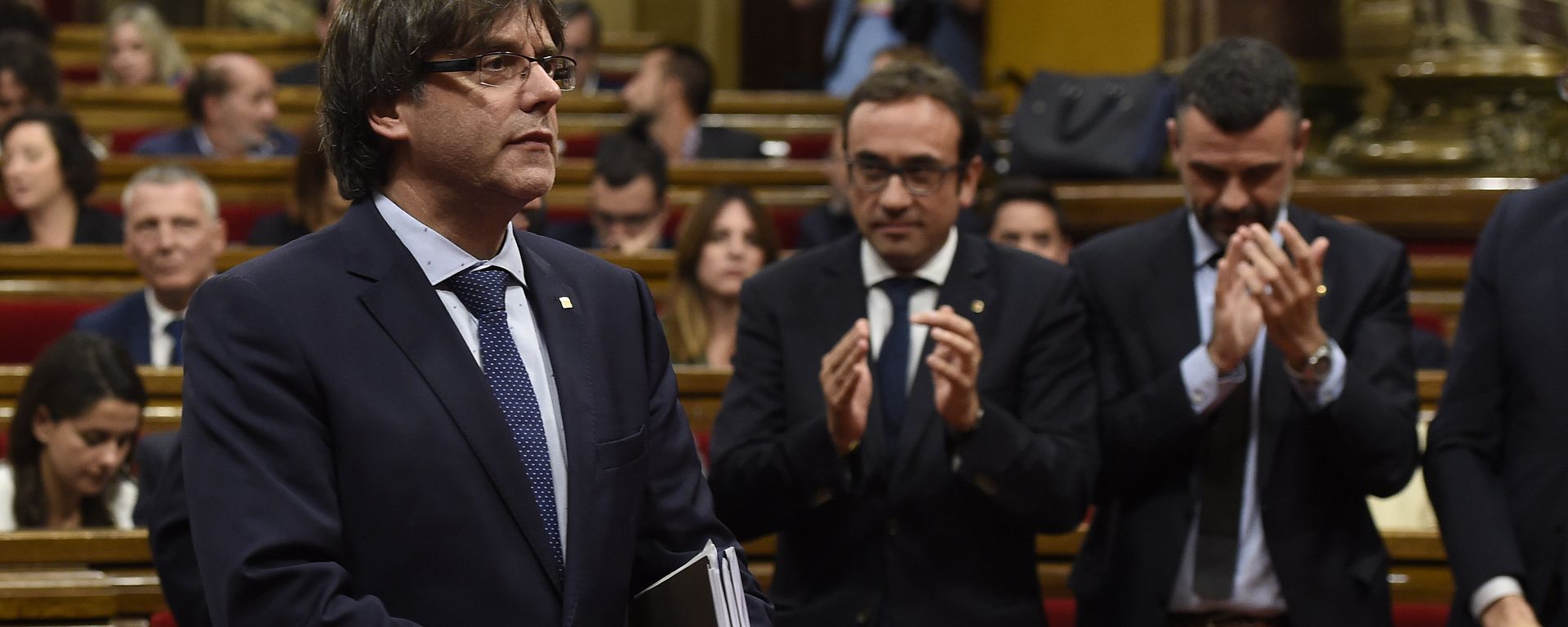 President of the Catalan regional Government Carles Puigdemont leaves after a debate on the government's question of confidence at the Parliament of Catalonia in Barcelona on September 29, 2016 President of the Catalan regional Government Carles Puigdemont leaves after a debate on the government's question of confidence at the Parliament of Catalonia in Barcelona on September 29, 2016 - Sputnik International, 1920, 24.09.2021