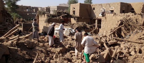 Yemenis search for victims under the rubble of houses the day after they were hit in a Saudi-led coalition air strike on Yemen's rebel-held northwestern Saada province, on September 1, 2016 - Sputnik International
