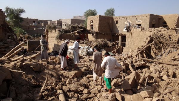 Yemenis search for victims under the rubble of houses the day after they were hit in a Saudi-led coalition air strike on Yemen's rebel-held northwestern Saada province, on September 1, 2016 - Sputnik International