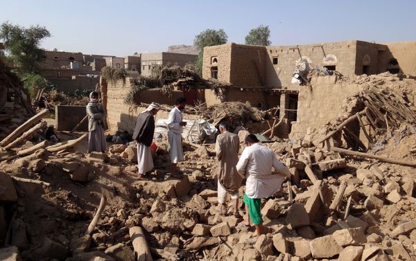 Yemenis search for victims under the rubble of houses the day after they were hit in a Saudi-led coalition air strike on Yemen's rebel-held northwestern Saada province, on September 1, 2016 - Sputnik International