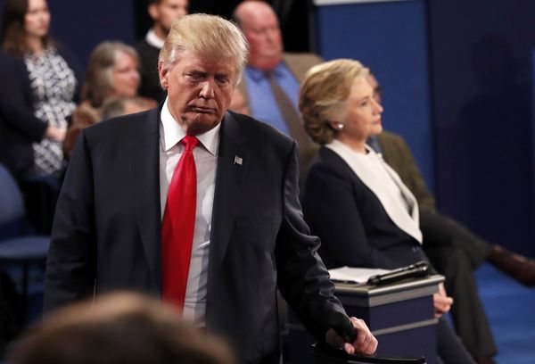 Republican U.S. presidential nominee Donald Trump and Democratic U.S. presidential nominee Hillary Clinton pause during their presidential town hall debate at Washington University in St. Louis, Missouri, U.S., October 9, 2016 - Sputnik International