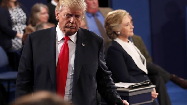 Republican U.S. presidential nominee Donald Trump and Democratic U.S. presidential nominee Hillary Clinton pause during their presidential town hall debate at Washington University in St. Louis, Missouri, U.S., October 9, 2016 - Sputnik International