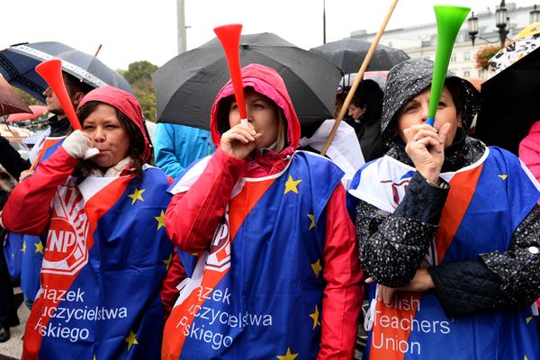 Teachers rally against education reform proposed by Poland's rightwing Law and Justice (PiS) government in Warsaw on October 10, 2016 - Sputnik International