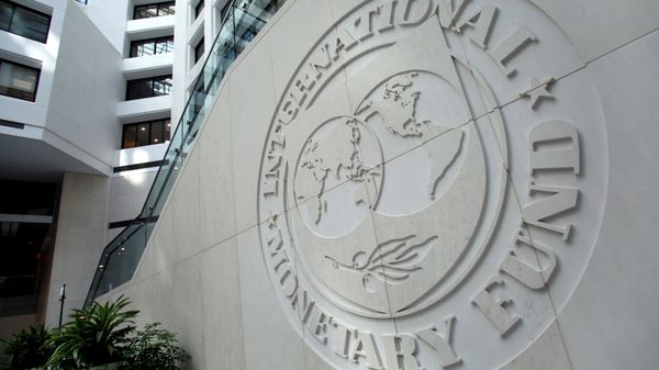 The International Monetary Fund logo is seen inside its headquarters at the end of the IMF/World Bank annual meetings in Washington, U.S., October 9, 2016 - Sputnik International