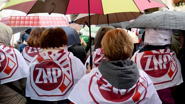 Teachers rally against education reform proposed by Poland's rightwing Law and Justice (PiS) government in Warsaw on October 10, 2016 - Sputnik International