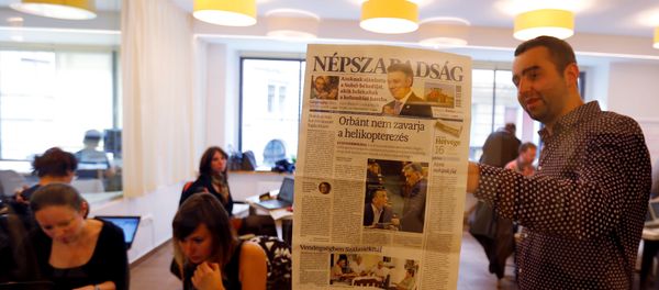 Journalists of the leftist newspaper Nepszabadsag, which was unexpectedly shut down on Saturday amid cries of a crackdown by right-wing Prime Minister Viktor Orban's government, paste a copy of the last issue onto the wall of a temporary newsroom in Budapest, Hungary, October 10, 2016 Journalists of the leftist newspaper Nepszabadsag, which was unexpectedly shut down on Saturday amid cries of a crackdown by right-wing Prime Minister Viktor Orban's government, paste a copy of the last issue onto the wall of a temporary newsroom in Budapest, Hungary, October 10, 2016 - Sputnik International
