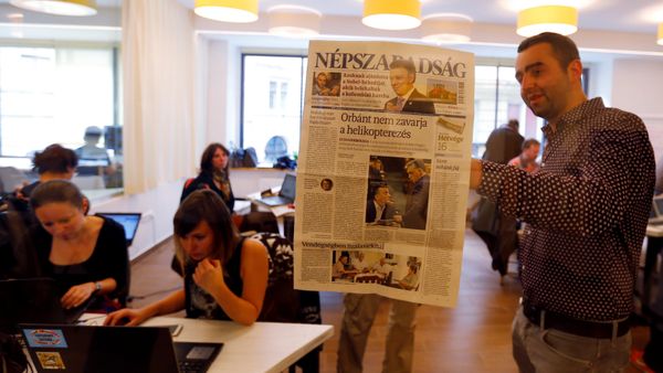 Journalists of the leftist newspaper Nepszabadsag, which was unexpectedly shut down on Saturday amid cries of a crackdown by right-wing Prime Minister Viktor Orban's government, paste a copy of the last issue onto the wall of a temporary newsroom in Budapest, Hungary, October 10, 2016 Journalists of the leftist newspaper Nepszabadsag, which was unexpectedly shut down on Saturday amid cries of a crackdown by right-wing Prime Minister Viktor Orban's government, paste a copy of the last issue onto the wall of a temporary newsroom in Budapest, Hungary, October 10, 2016 - Sputnik International