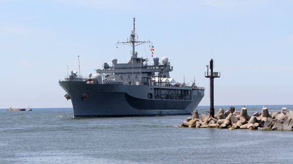 USS Mount Whitney, the flagship of the US Sixth Fleet - Sputnik International