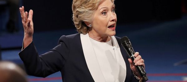 Democratic U.S. presidential nominee Hillary Clinton speaks to members of the audience during the presidential town hall debate with Republican US presidential nominee Donald Trump at Washington University in St. Louis, Missouri, US, October 9, 2016. - Sputnik International