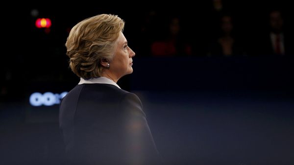 Democratic U.S. presidential nominee Hillary Clinton listens as Republican U.S. presidential nominee Donald Trump (not pictured) speaks during their presidential town hall debate at Washington University in St. Louis, Missouri, U.S., October 9, 2016. - Sputnik International