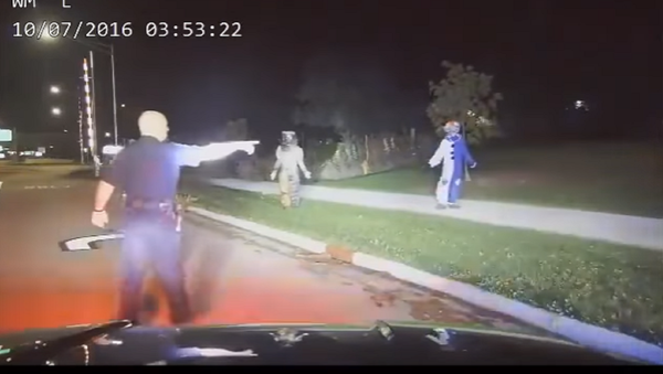Clown Prank Ends in Arrest for Couple Who Left 4-Year-Old Daughter Home Alone - Sputnik International
