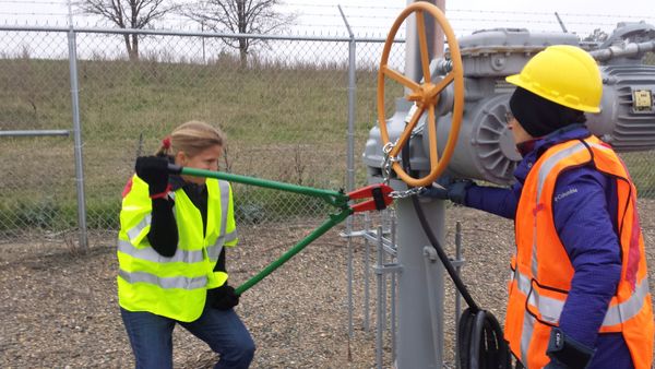 Activists are seen attempting to cut chains after trespassing into a valve station for pipelines carrying crude from Canadian oils sands into the U.S. markets near Clearbrook. - Sputnik International