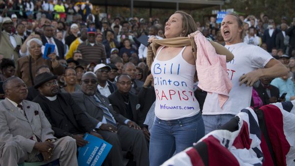 Demonstrators wearing shirts reading Bill Clinton Rapist protest as US President Barack Obama speaks during a Hillary for America campaign event in Greensboro, North Carolina, October 11, 2016. Demonstrators wearing shirts reading Bill Clinton Rapist protest as US President Barack Obama speaks during a Hillary for America campaign event in Greensboro, North Carolina, October 11, 2016. - Sputnik International