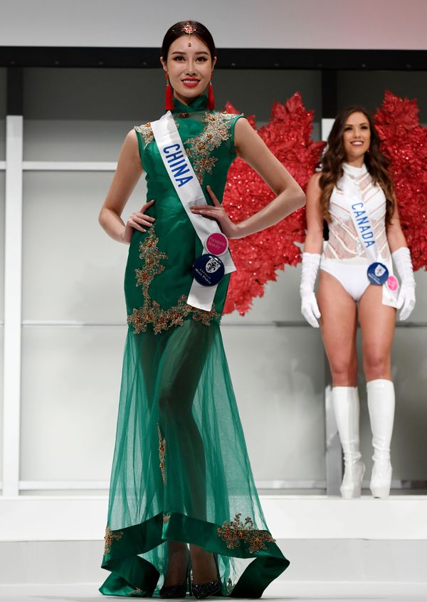 Miss China Zhou Xinna (L) - Sputnik International