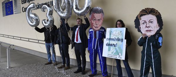 Members of international NGO Transparency International hold balloons reading 63,000, indicating the number of signatures on a petition against Jose Manuel Barosso's decision to work for Goldman Sachs, during a demonstration at the EU Headquarters in Brussels on October 12, 2016. Members of international NGO Transparency International hold balloons reading 63,000, indicating the number of signatures on a petition against Jose Manuel Barosso's decision to work for Goldman Sachs, during a demonstration at the EU Headquarters in Brussels on October 12, 2016. - Sputnik International