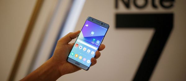 A model poses for photographs with a Galaxy Note 7 new smartphone during its launching ceremony in Seoul, South Korea, August 11, 2016. A model poses for photographs with a Galaxy Note 7 new smartphone during its launching ceremony in Seoul, South Korea, August 11, 2016. - Sputnik International