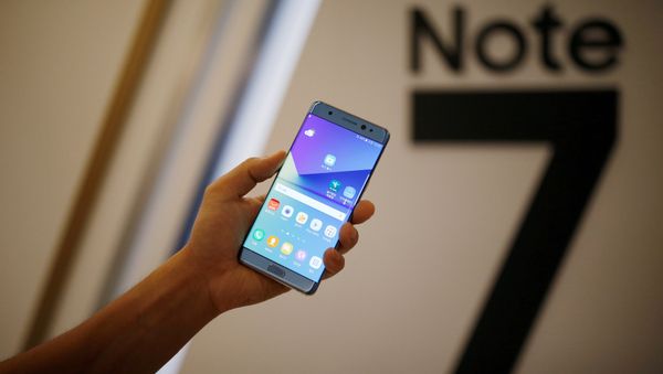 A model poses for photographs with a Galaxy Note 7 new smartphone during its launching ceremony in Seoul, South Korea, August 11, 2016. - Sputnik International