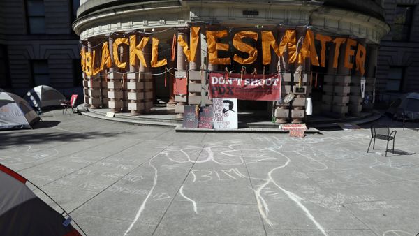 A raised raised is crawled in chalk as large letters saying Black Lives Matter hang on the portico at City Hall after the building was shut down due to a protest in Portland, Ore., Wednesday, Oct. 12, 2016. - Sputnik International