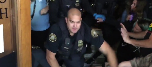 Portland police push, pepper spray protesters out of city hall Portland police push, pepper spray protesters out of city hall - Sputnik International