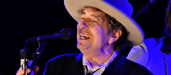 US musician Bob Dylan performs during on day 2 of The Hop Festival in Paddock Wood, Kent on June 30th 2012. US musician Bob Dylan performs during on day 2 of The Hop Festival in Paddock Wood, Kent on June 30th 2012. - Sputnik International