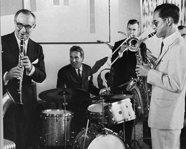 Thailand's King Bhumibol Adulyadej (far right) plays the saxophone during a jam session with legendary jazz clarinetist Benny Goodman (far left) and his band in New York on July 5, 1960. Thailand's King Bhumibol Adulyadej (far right) plays the saxophone during a jam session with legendary jazz clarinetist Benny Goodman (far left) and his band in New York on July 5, 1960. - Sputnik International