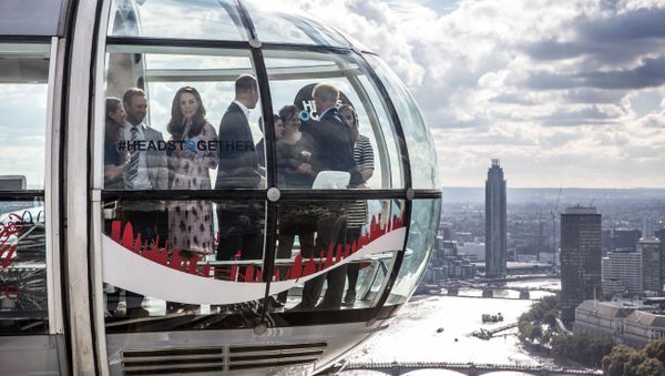 Britain's Catherine, Duchess of Cambridge (3L), her husband Britain's Prince William, Duke of Cambridge (C), and his brother Britain's Prince Harry (R), travel in a pod of the London Eye with members of the mental health charity Heads Together during an event to celebrate World Mental Health Day, in central London on October 10, 2016. - Sputnik International