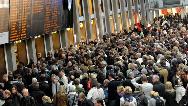 Train passengers gather in front of the info panel at the in Central Station Stockholm Train passengers gather in front of the info panel at the in Central Station Stockholm - Sputnik International