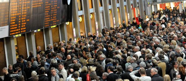 Train passengers gather in front of the info panel at the in Central Station Stockholm Train passengers gather in front of the info panel at the in Central Station Stockholm - Sputnik International