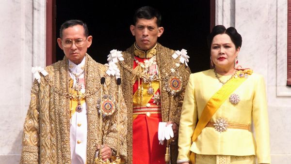 This file photo taken on December 05, 1999 shows (L-R) Thai King Bhumibol Adulyadej, Crown Prince Maha Vajiralongkorn and Queen Sirikit appearing at a balcony of Anantasamakom Throne Hall in Bangkok to mark the King's birthday. - Sputnik International