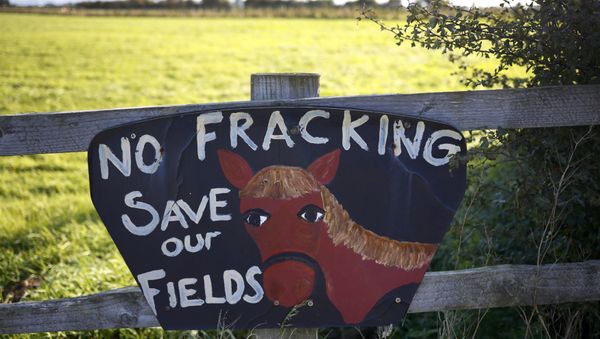 An anti fracking sign hangs on a fence near the village of Roseacre, northern England, October 6, 2016. - Sputnik International