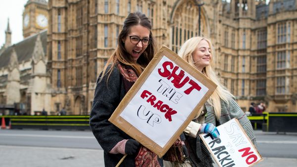Activists attend an anti-fracking rally outside the Houses of Parliament in central London on January 26, 2015, calling for MPs to vote for a moratorium on fracking within the UK. - Sputnik International
