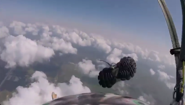 Skydiver Loses Shoe and Recovers During Skydive - Sputnik International