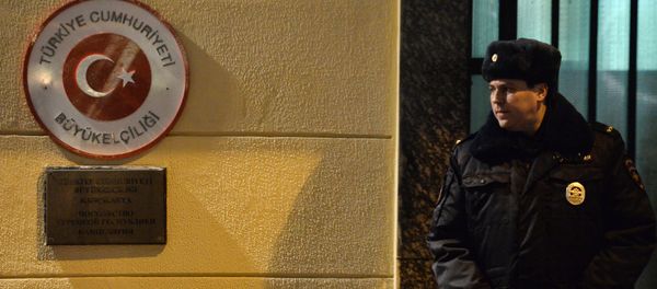 A police officer outside the Turkish Embassy in Moscow. - Sputnik International
