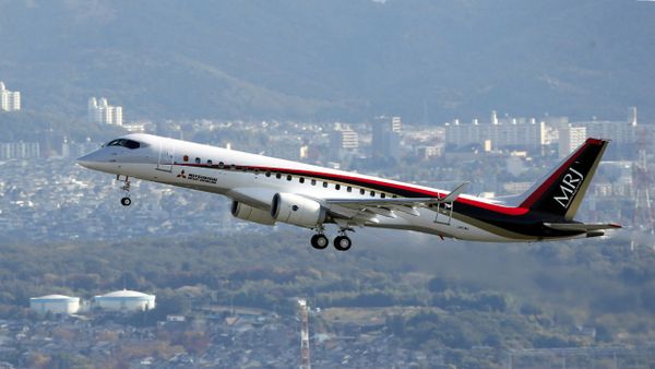 Japan's first domestically produced passenger jet, the Mitsubishi Regional Jet (MRJ), flying over the city of Komaki in the Aichi prefecture, central Japan on November 11, 2015 for its maiden test flight. - Sputnik International