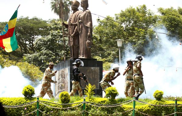 Police fire tear gas to disperse protesters during Irreecha, the thanks giving festival of the Oromo people in Bishoftu town of Oromia region, Ethiopia, October 2, 2016. - Sputnik International