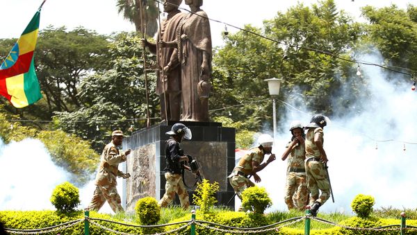Police fire tear gas to disperse protesters during Irreecha, the thanks giving festival of the Oromo people in Bishoftu town of Oromia region, Ethiopia, October 2, 2016. - Sputnik International