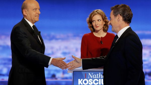 French politicians Alain Juppe (L) and Nicolas Sarkozy (R) shake hands as Nathalie Kosciusko-Morizet looks on before the first prime-time televised debate for the French conservative presidential primary in La Plaine Saint-Denis, near Paris, France, October 13, 2016. - Sputnik International